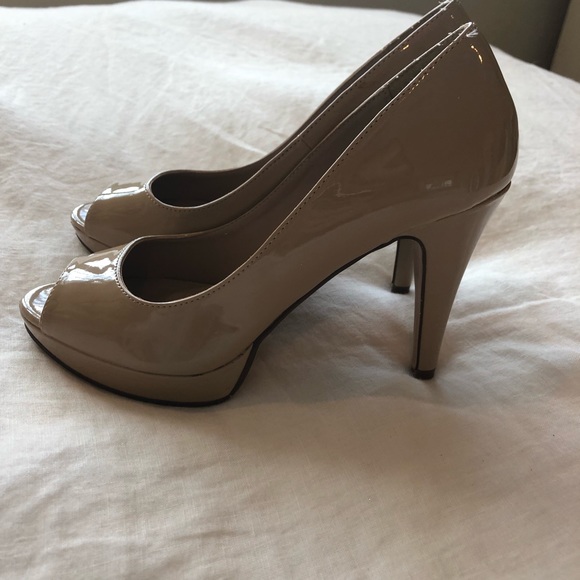 macys nude pumps
